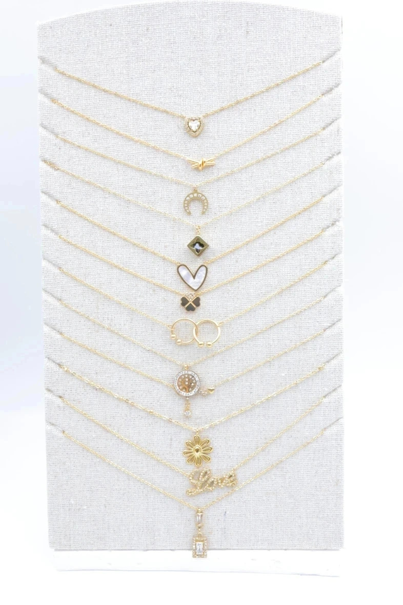 Wholesaler Bijoux Mystères - Set of 12 stainless steel necklaces with display