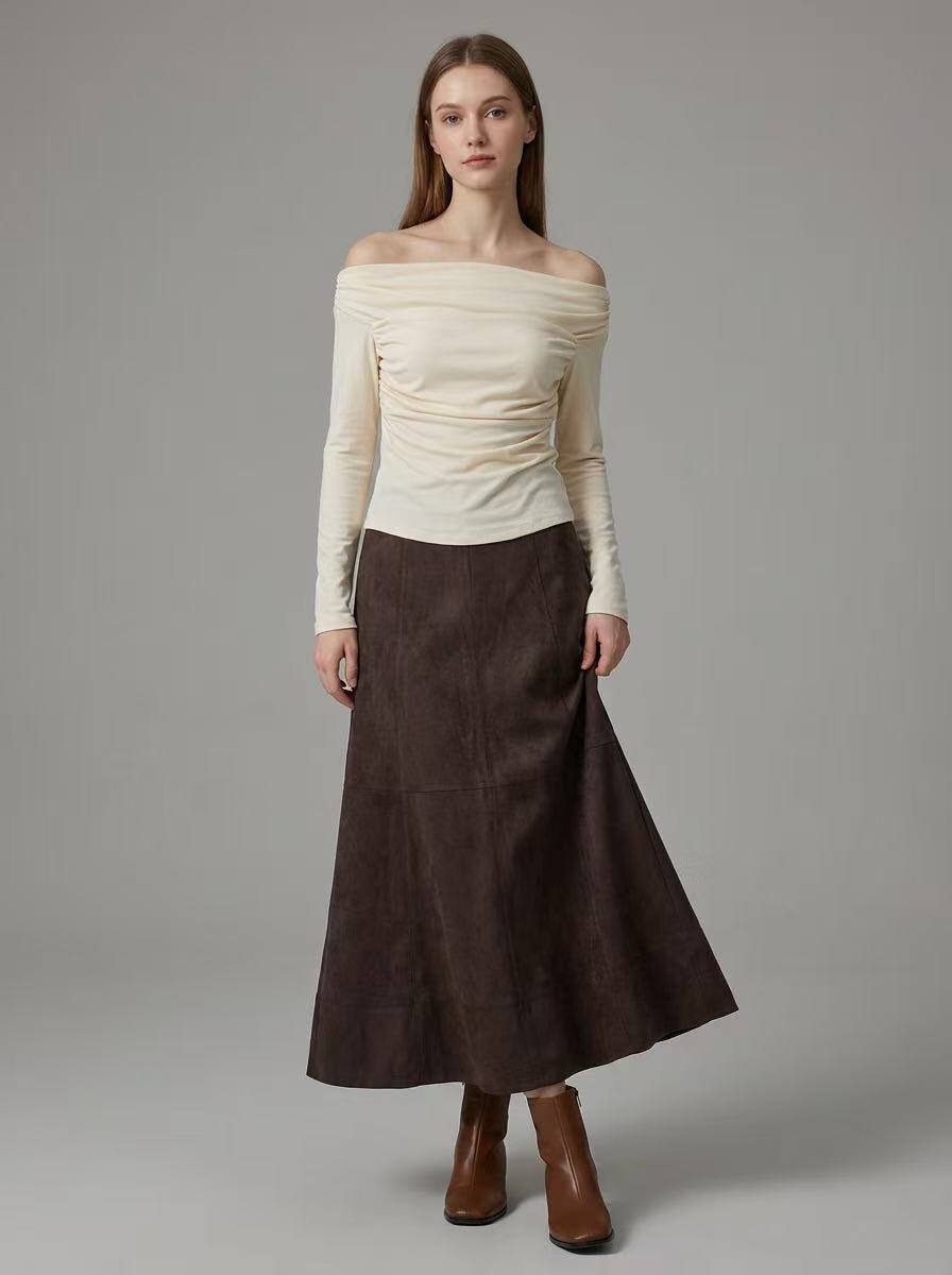 Flowy long skirt in faux suede, perfect for spring, 100% polyester, made in China.