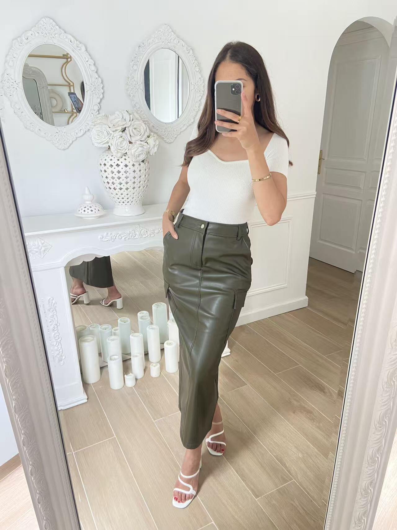 Grossiste Bisou's project - Jupe midi cargo en simili‑cuir taille haute, poches utilitaires, style urbain tendance femme