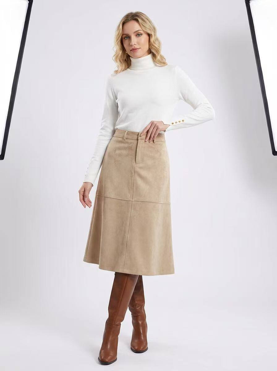 Flared skirt in faux suede, high-waisted with a zipper, perfect for spring. Made in China, resilient composition.