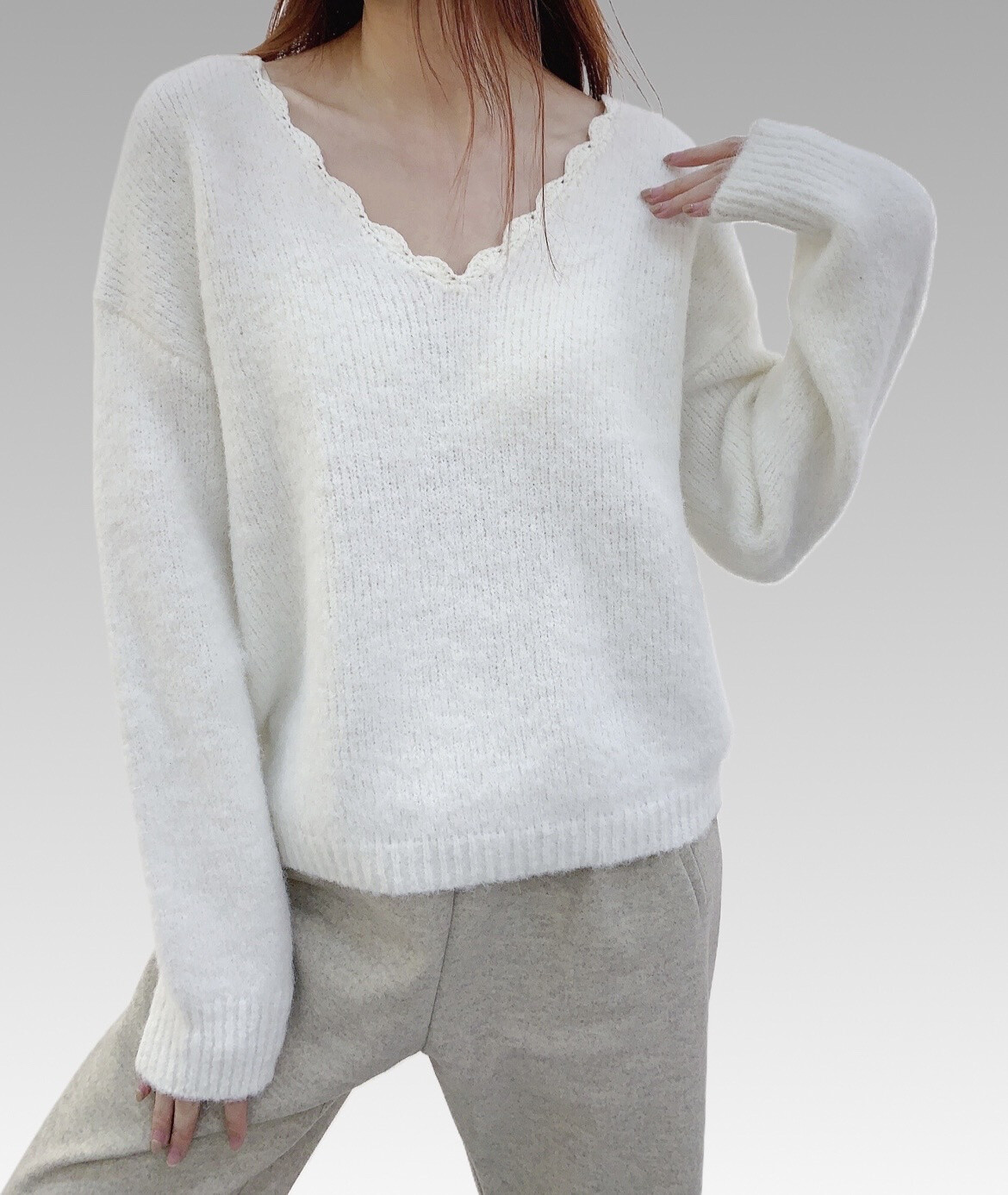 Wholesaler Bisou's project - White V-neck sweater