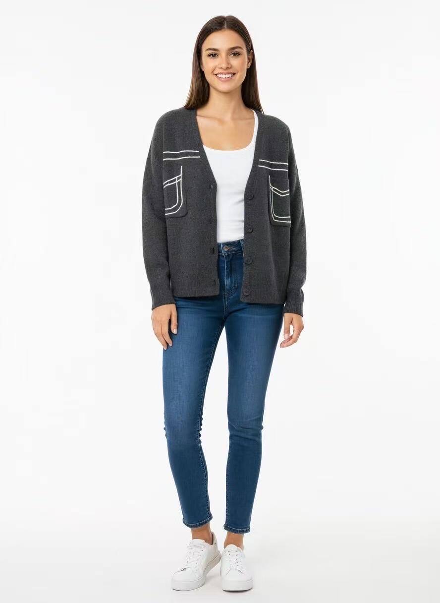 Pull boutonné élégant pour femme, composition riche en polyester recyclé et laine, idéal pour le printemps, fabriqué en Chine.