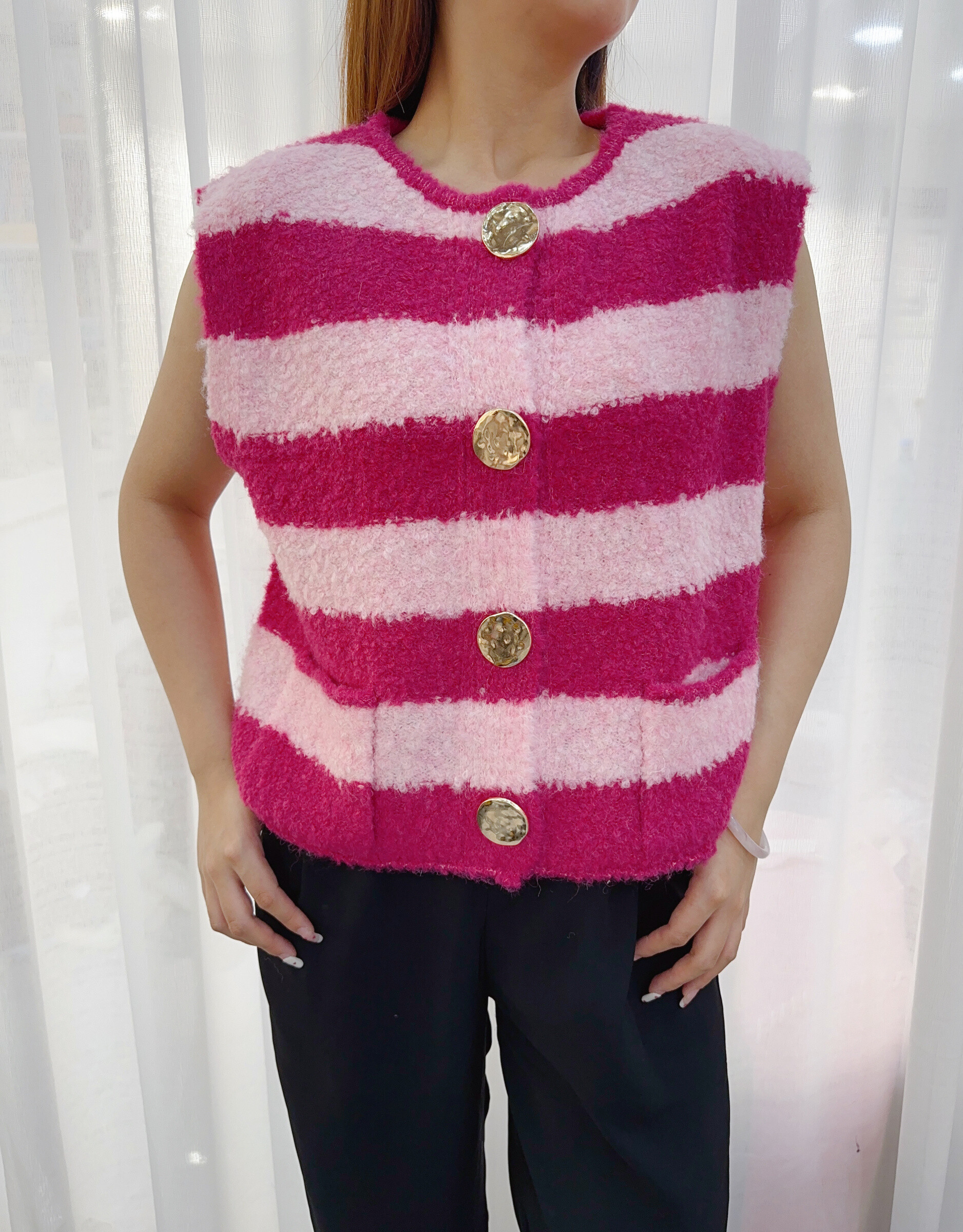 Wholesaler Bisou's project - SWEATER VEST WITH LARGE BUTTONS