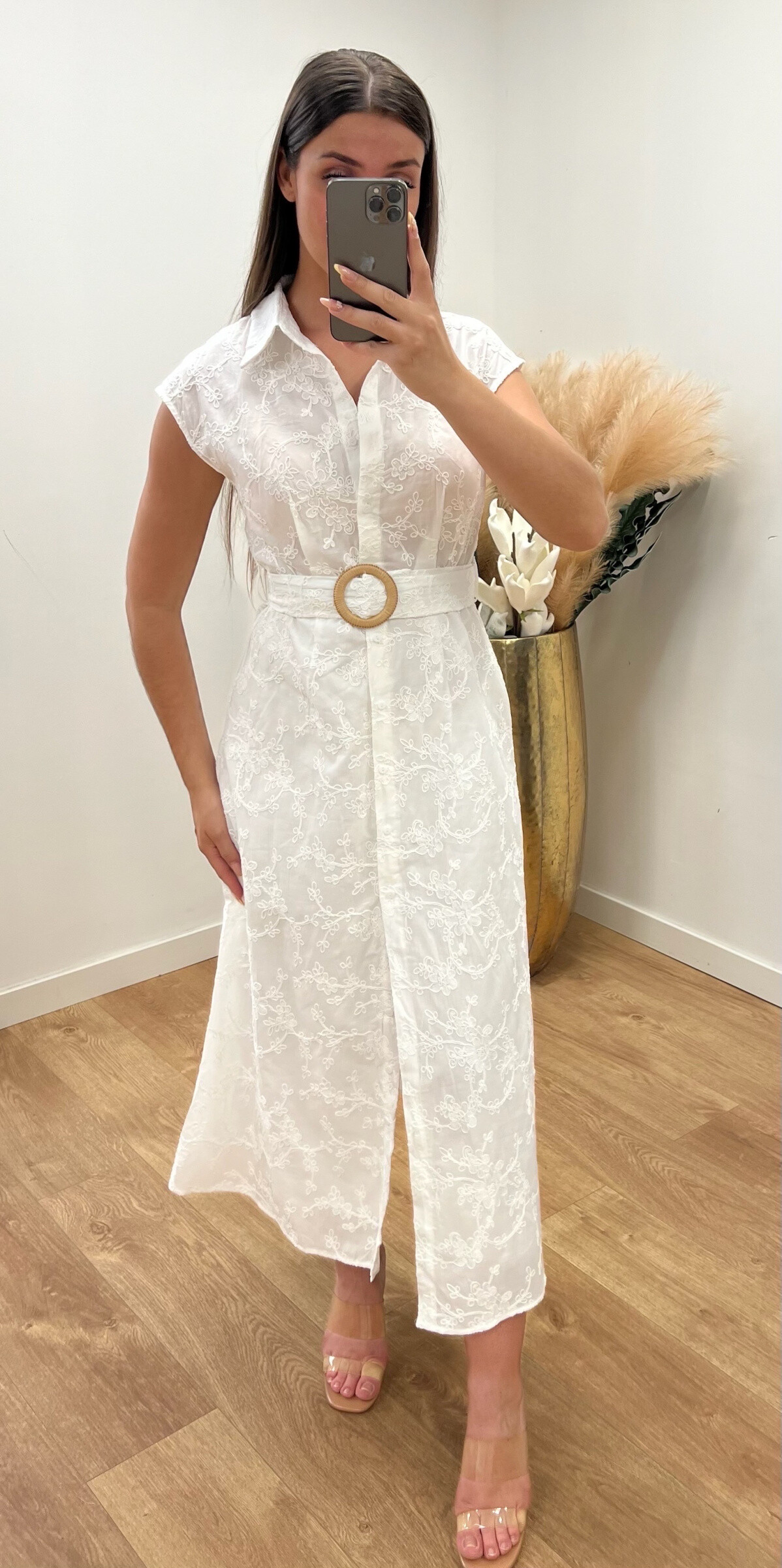 100% cotton dress with delicate embroidery, perfect for summer. Designed in China for the Spring/Summer 2025 collection. Perfect for summer evenings.