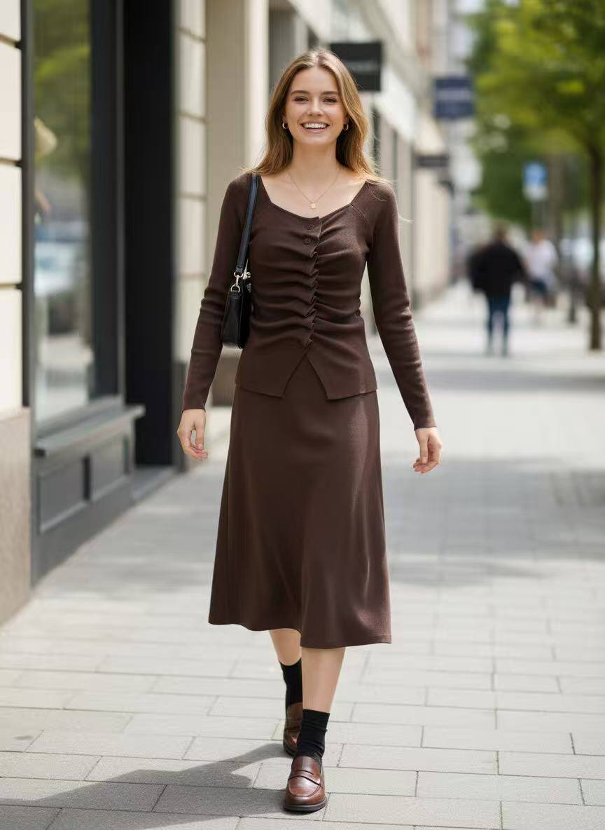 Chic ribbed top for women, 82% viscose, 18% polyamide, perfect for spring/summer. Made in China, central ruching for a stylish touch.