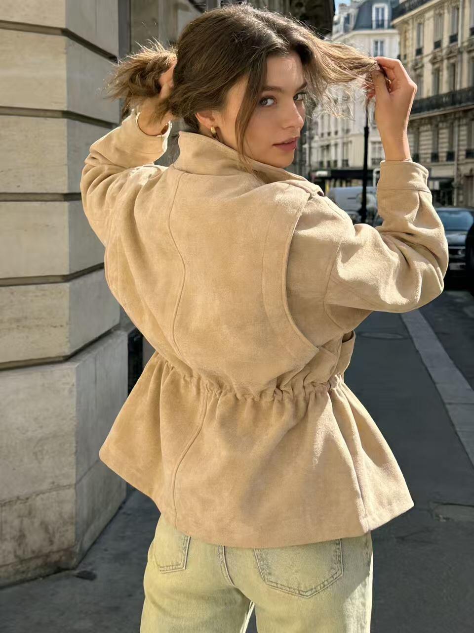 Grossista Bisou's project - Giacca casual in pelle scamosciata di mezza stagione, taglio oversize, vita regolabile con cordoncino, collo alto, look boho-chic per la città