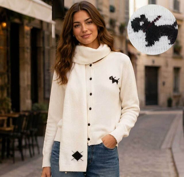 Grossista Bluoltre - Cardigan con bottoni, ornato da un piccolo cane ricamato sul petto, abbinato a una sciarpa coordinata con un motivo nero discreto all'estremità
