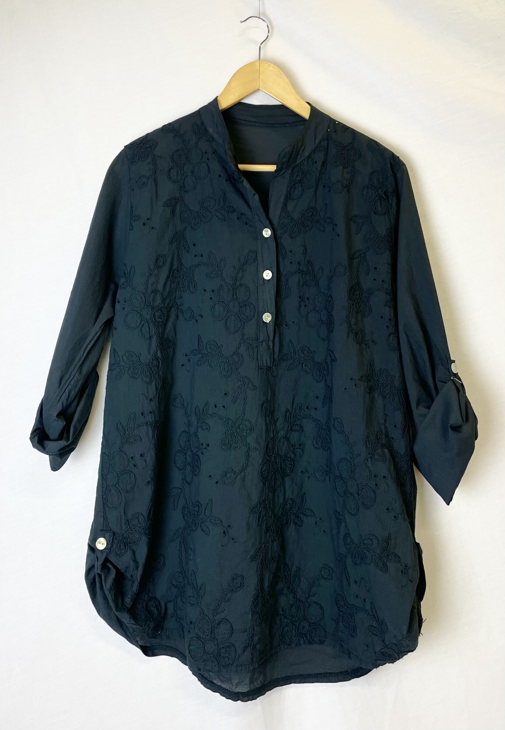Grossista Bobo Glam' - Blusa popelina con ricamo inglese perforato