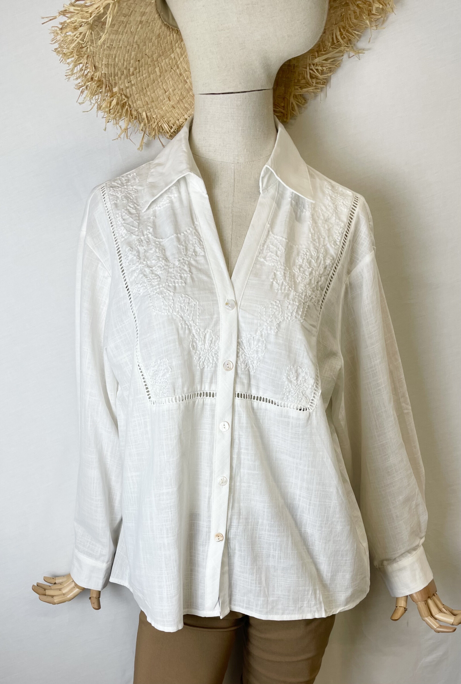 Wholesaler Bobo Glam' - English -embroidery cotton canvas blouse