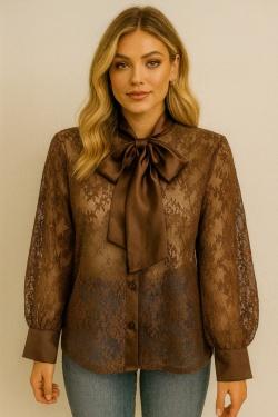Grossiste Catherine Style - Chemisier à dentelle crochet à finition satin. Idéale à porter pour une touche féminine romantique. Grossiste Catherine Style - Chemisier à dentelle crochet à finition satin. Idéale à porter pour une touche féminine romantique.