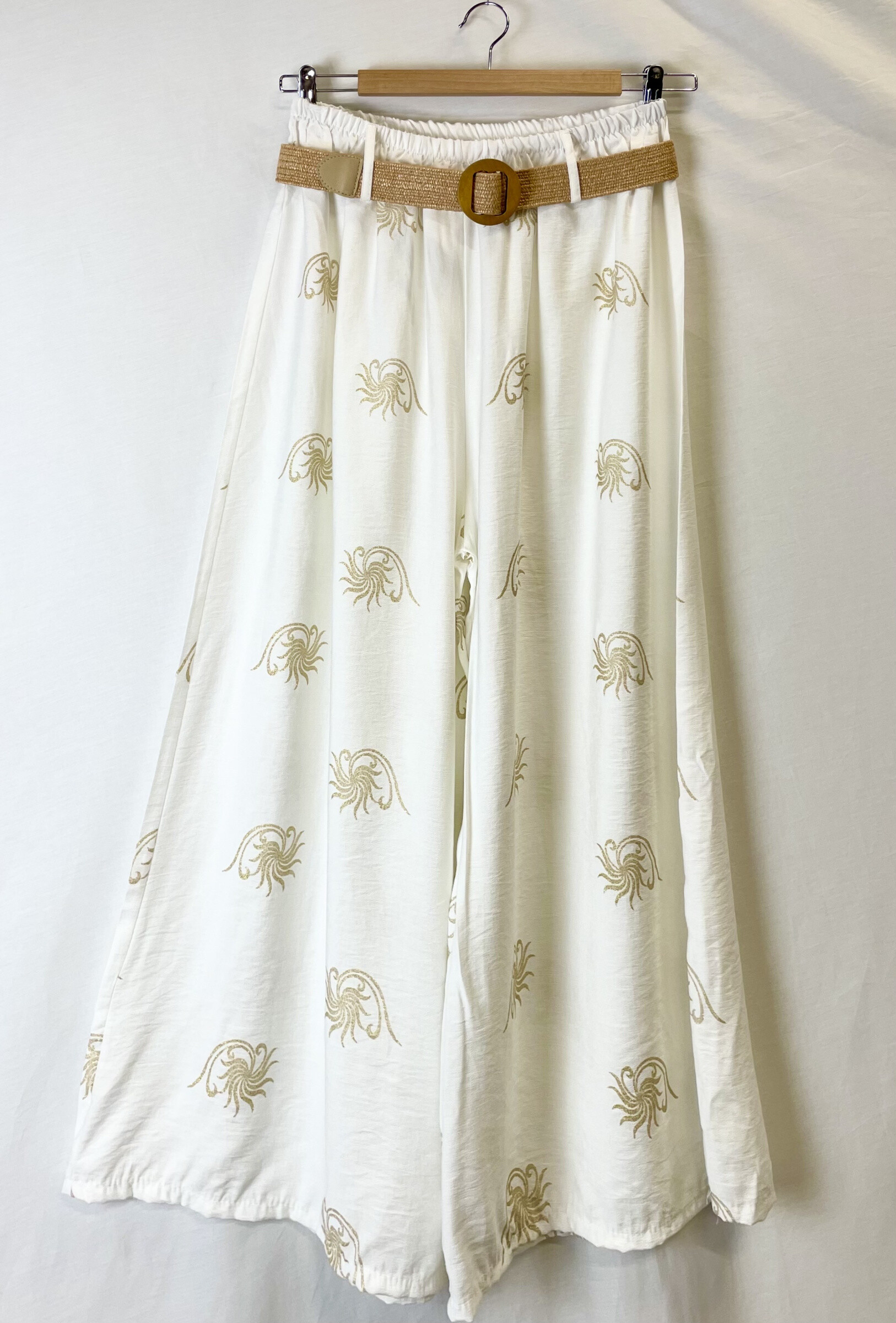 Wholesaler Bobo Glam' - Fluid pantacourt with printed ddorée stars shooting on a belt