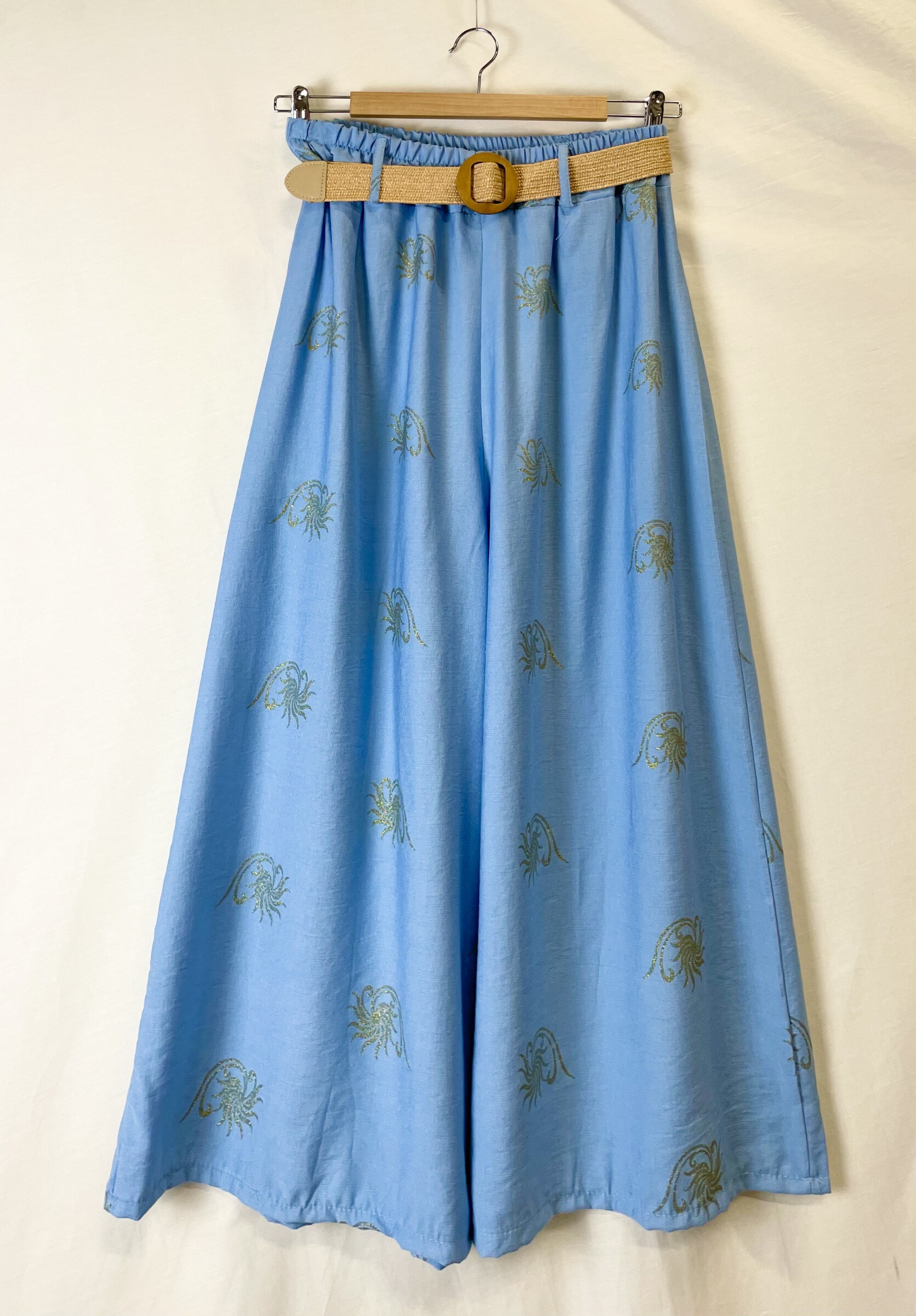Wholesaler Bobo Glam' - Fluid pantacourt with printed ddorée stars shooting on a belt