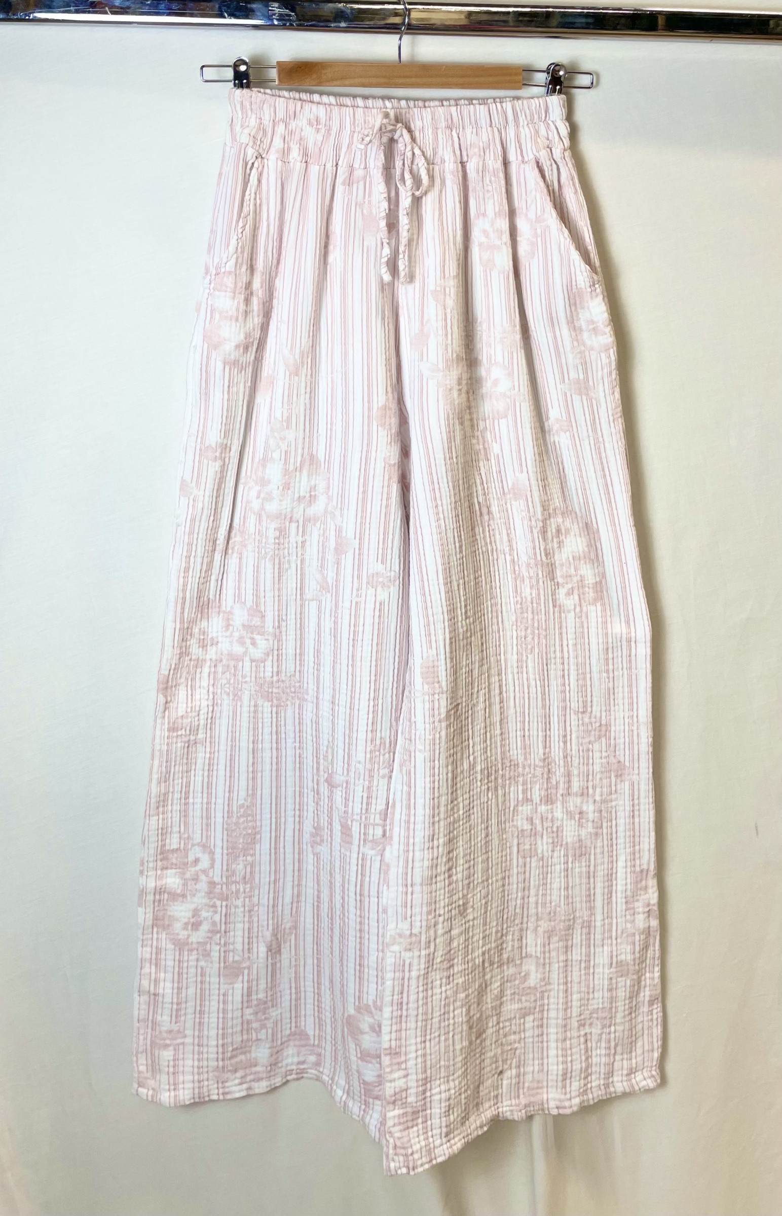 Grossista Bobo Glam' - Pantaloni in garza di cotone con stampa a righe di ibisco.