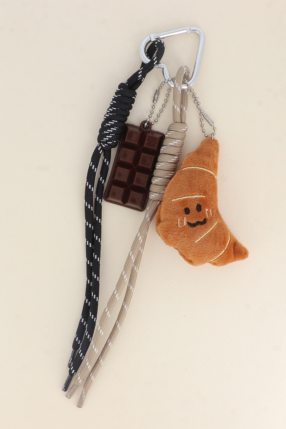 Großhändler Bohm - Taschenanhänger - Gebäck (Croissant oder Brezel) in Samt, Tablett und 2 Schnüre