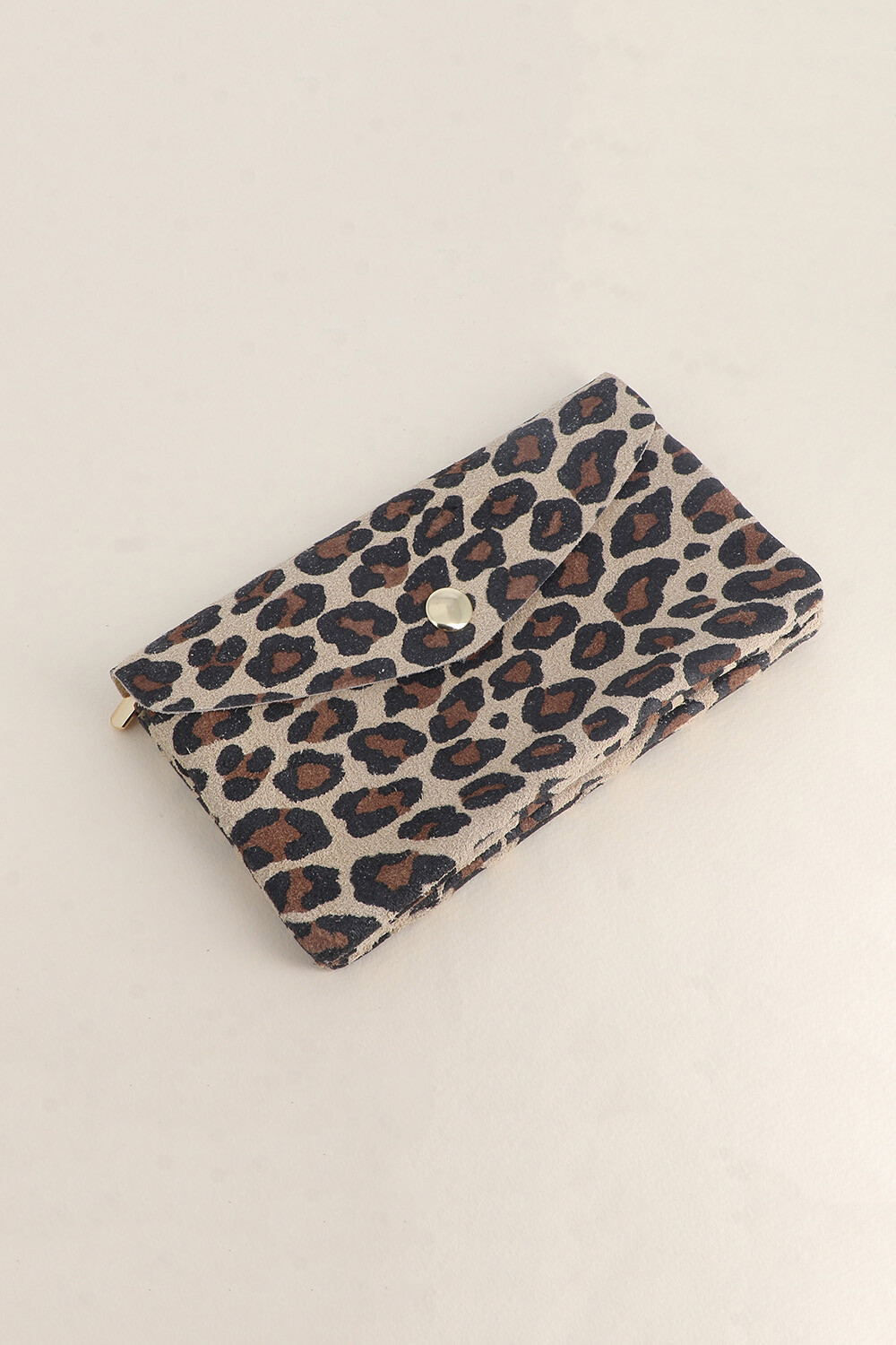 Mayorista Bohm - Clutch Barcelona – ante de leopardo, 1 botón magnético, 1 cremallera y 3 bolsillos