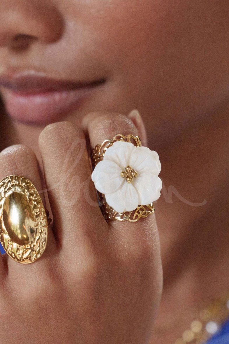 Großhändler Bohm - Breiter Blandina-Ring – Ring mit durchbrochenem Blattmuster und perlmuttfarbenem Blumenstück