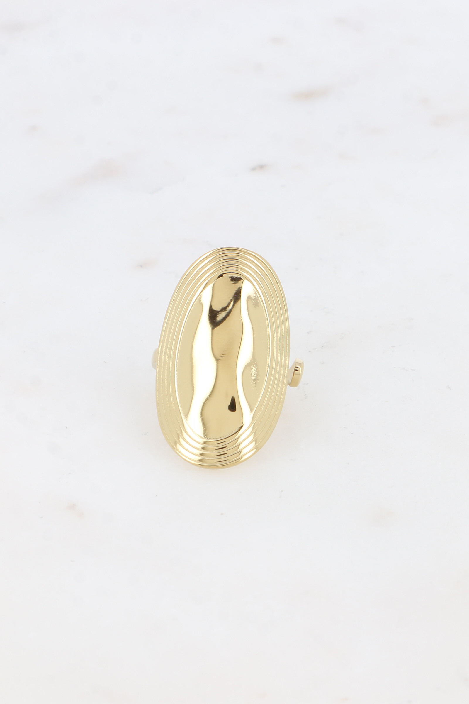 Großhändler Bohm - Ring – großes Oval mit gestreiften Konturen