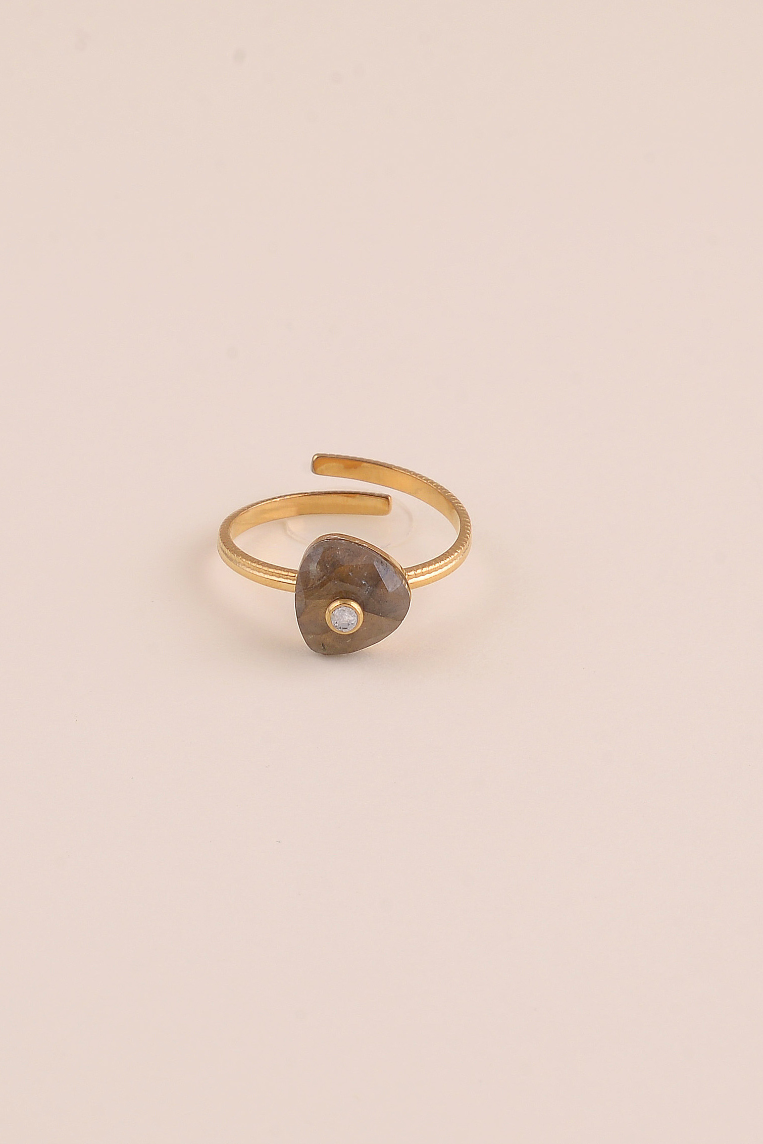 Großhändler Bohm - Feiner Ring - dreieckiger Naturstein und Zirkonia