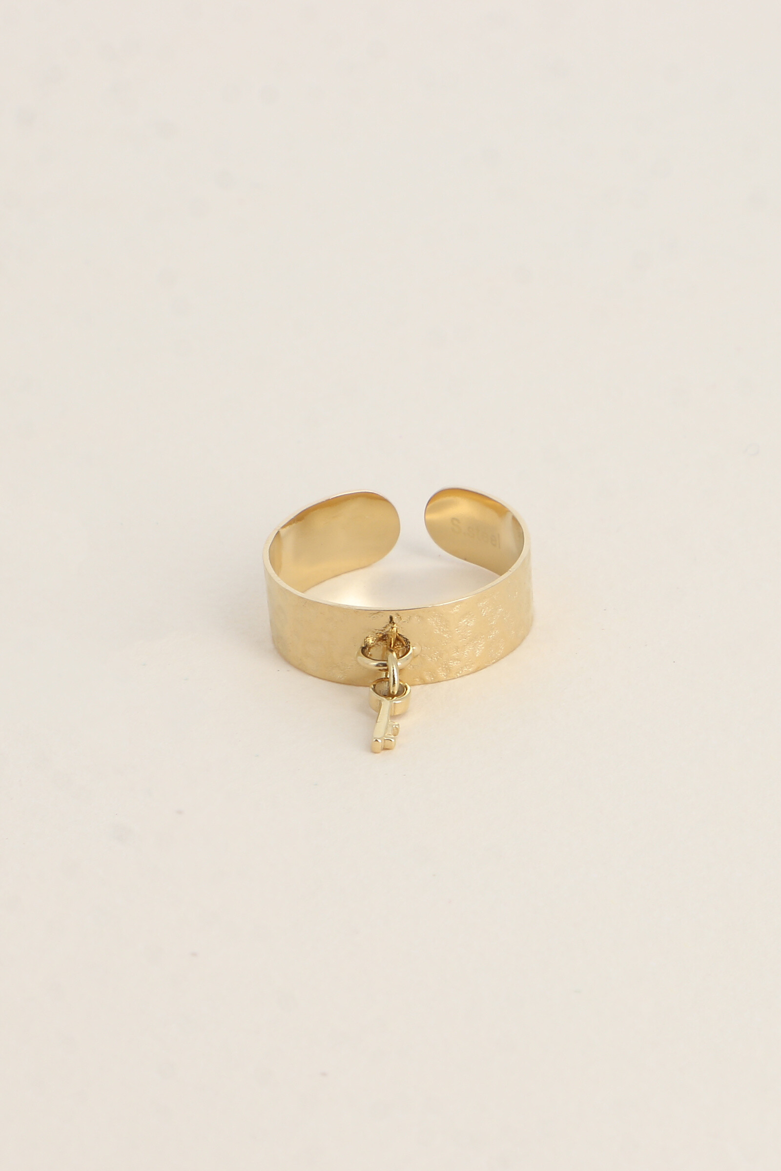 Grossiste Bohm - Bague - anneau martelé et pampille clef