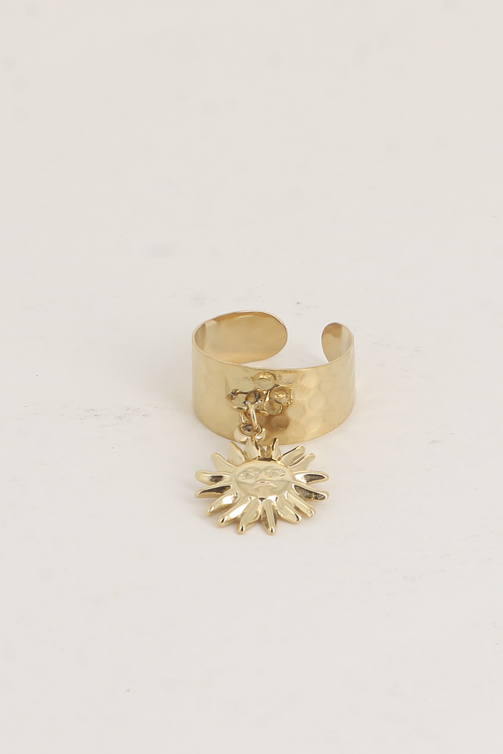 Grossiste Bohm - Bague - anneau facetté effet martelé et pampille soleil