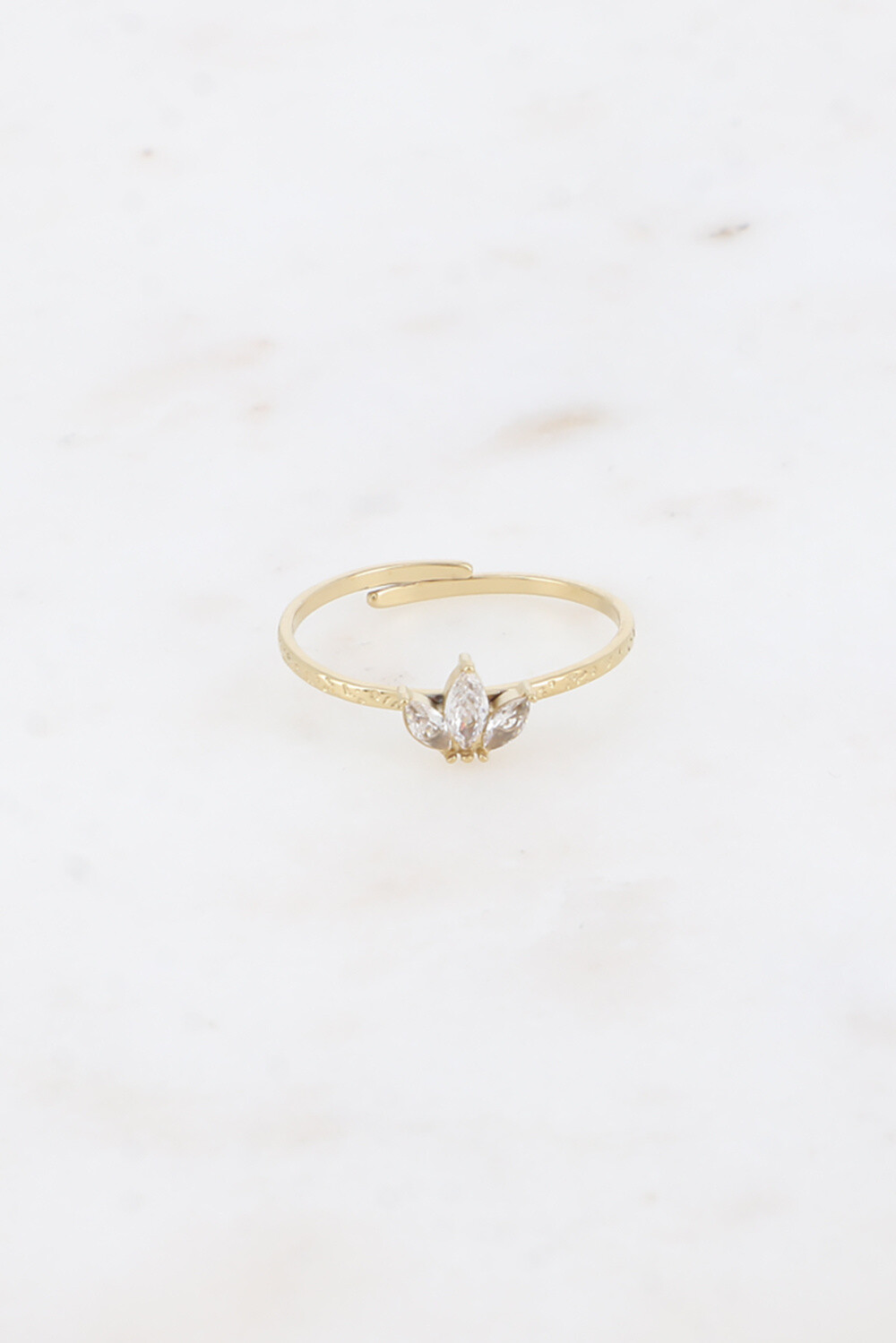 Großhändler Bohm - Feiner Ring – gehämmerter Ring und 3 Kristalle im Tiara-Stil