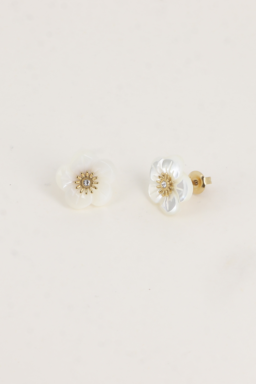 Großhändler Bohm - Kugelohrringe - Perlmuttblume 15mm