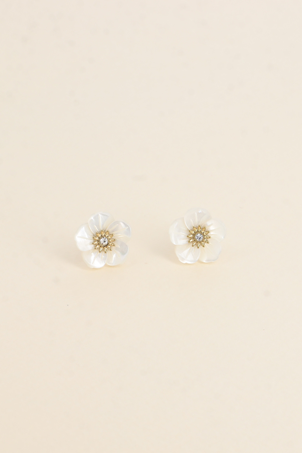Wholesaler Bohm - Stud earrings - pearly flower with zirconium oxide 15mm