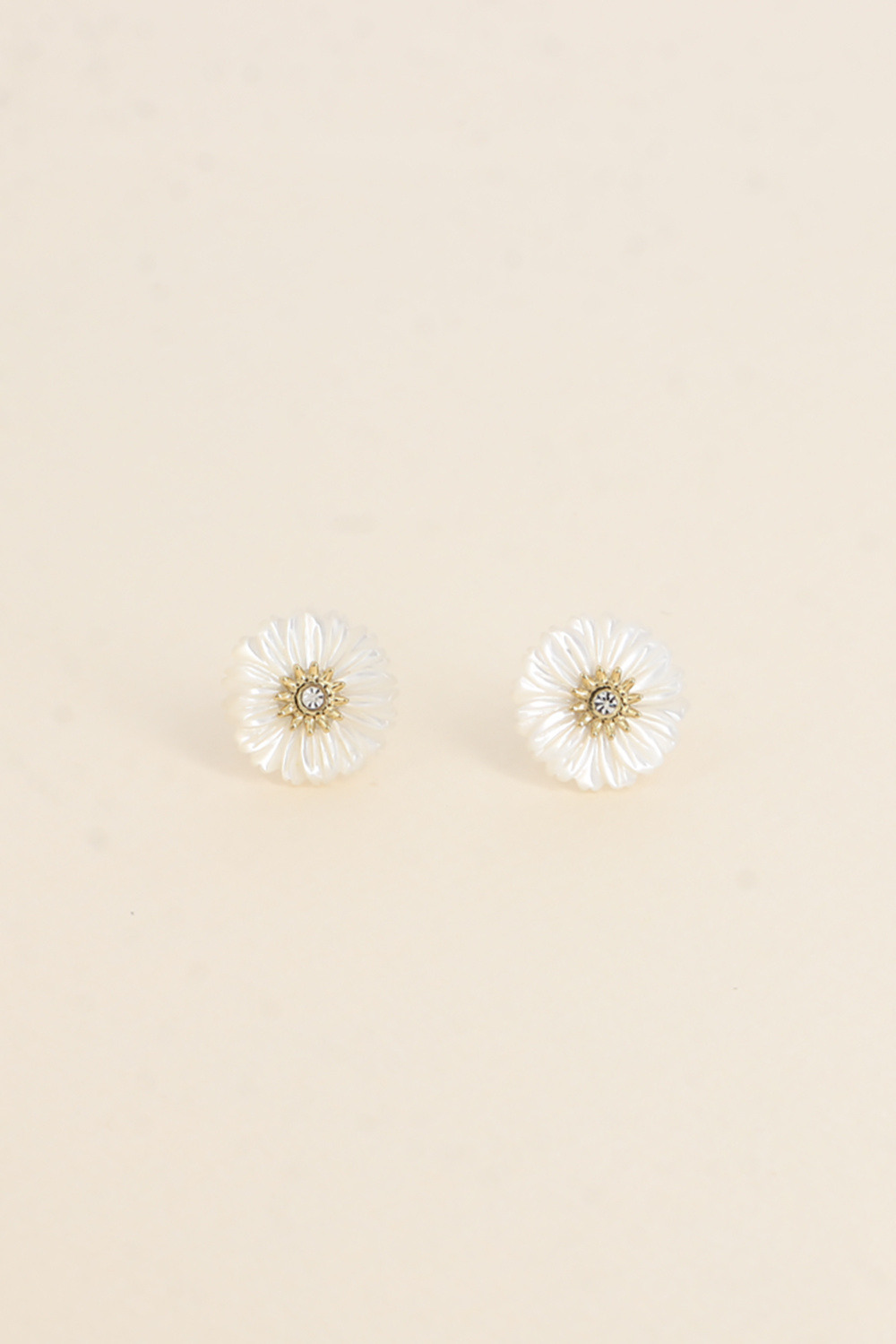 Grossiste Bohm - Boucles puces - fleur marguerite nacrée avec oxyde de zirconium 15mm