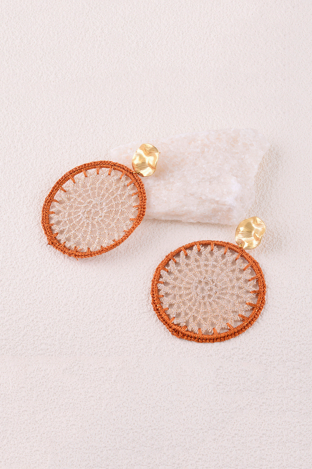 Grossiste Bohm - Boucles pendantes - pièce ronde martelée et pièce en tissu tressé