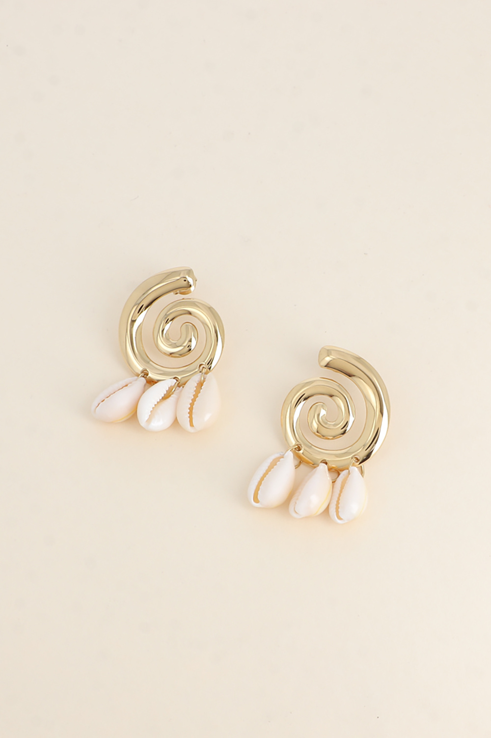 Mayorista Bohm - Pendientes colgantes - pieza de concha de caracol y 3 cauris colgantes