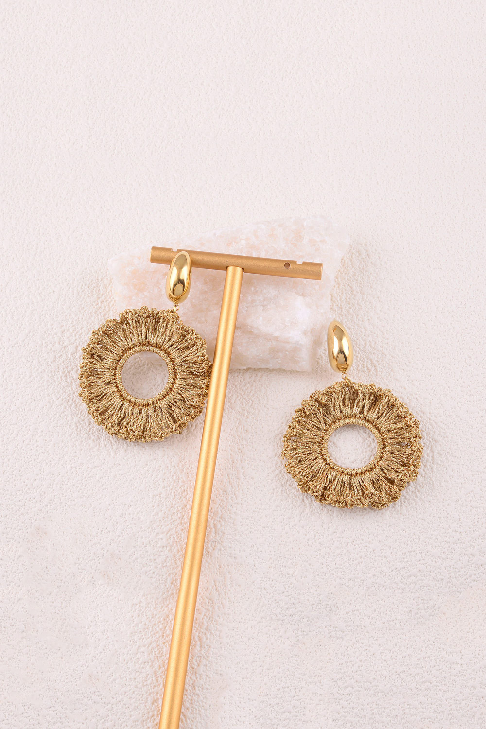 Grossiste Bohm - Boucles pendantes - pièce goutte et pièce en tissu tressé formant fleur