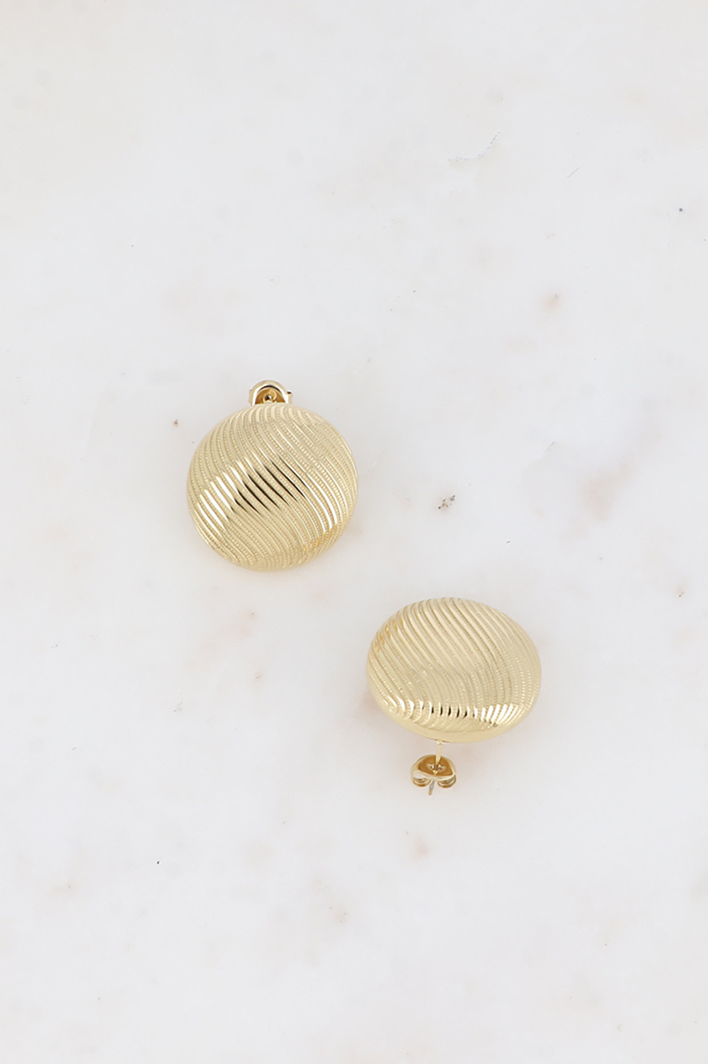Grossiste Bohm - Boucles puces - pièce ronde aux lignes ondulées gravées 25mm