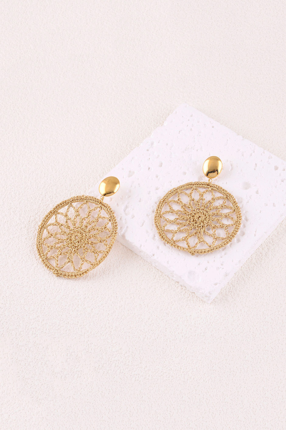 Grossiste Bohm - Boucles pendantes - pièce ovale plate et pièce en tissu tressé formant rosace
