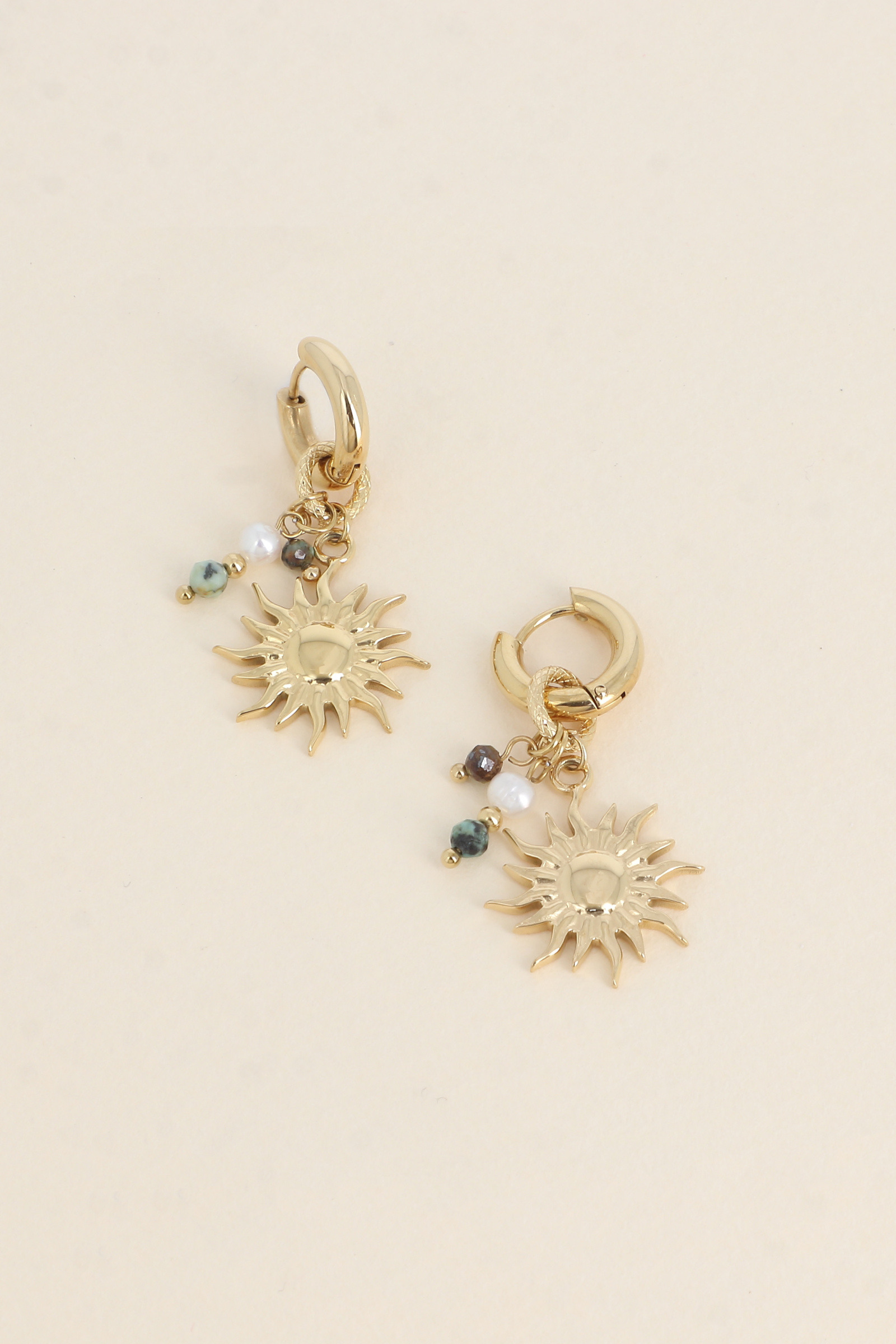 Grossiste Bohm - Créoles - pierres naturelles, perle d'eau douce et pendentif soleil