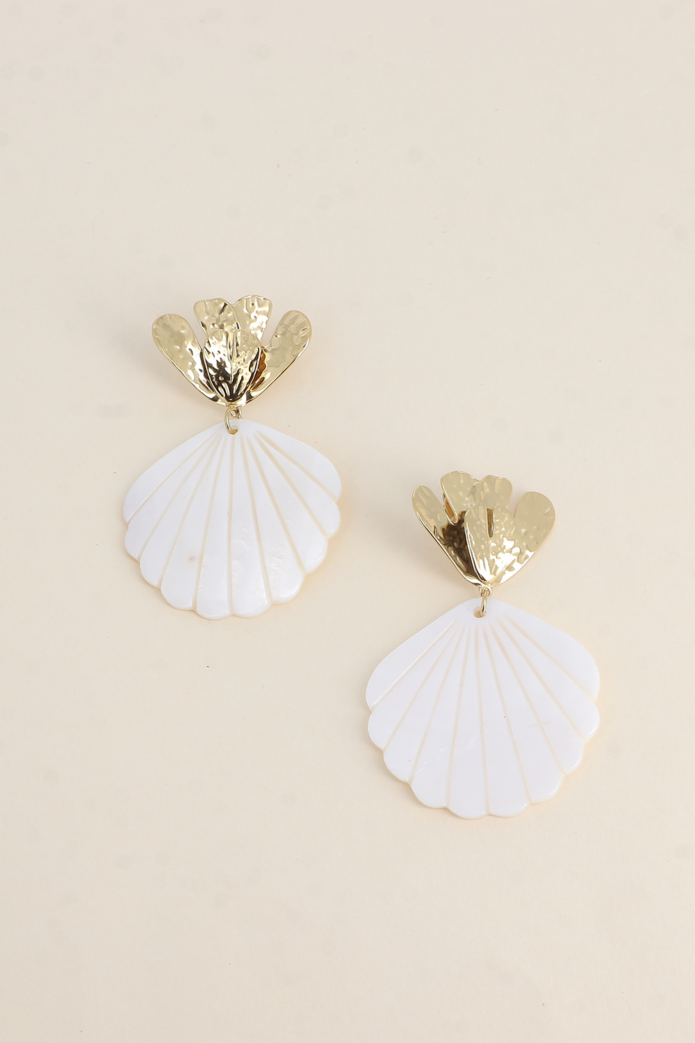 Grossiste Bohm - Boucles pendantes - feuillage texturé et coquillage nacré