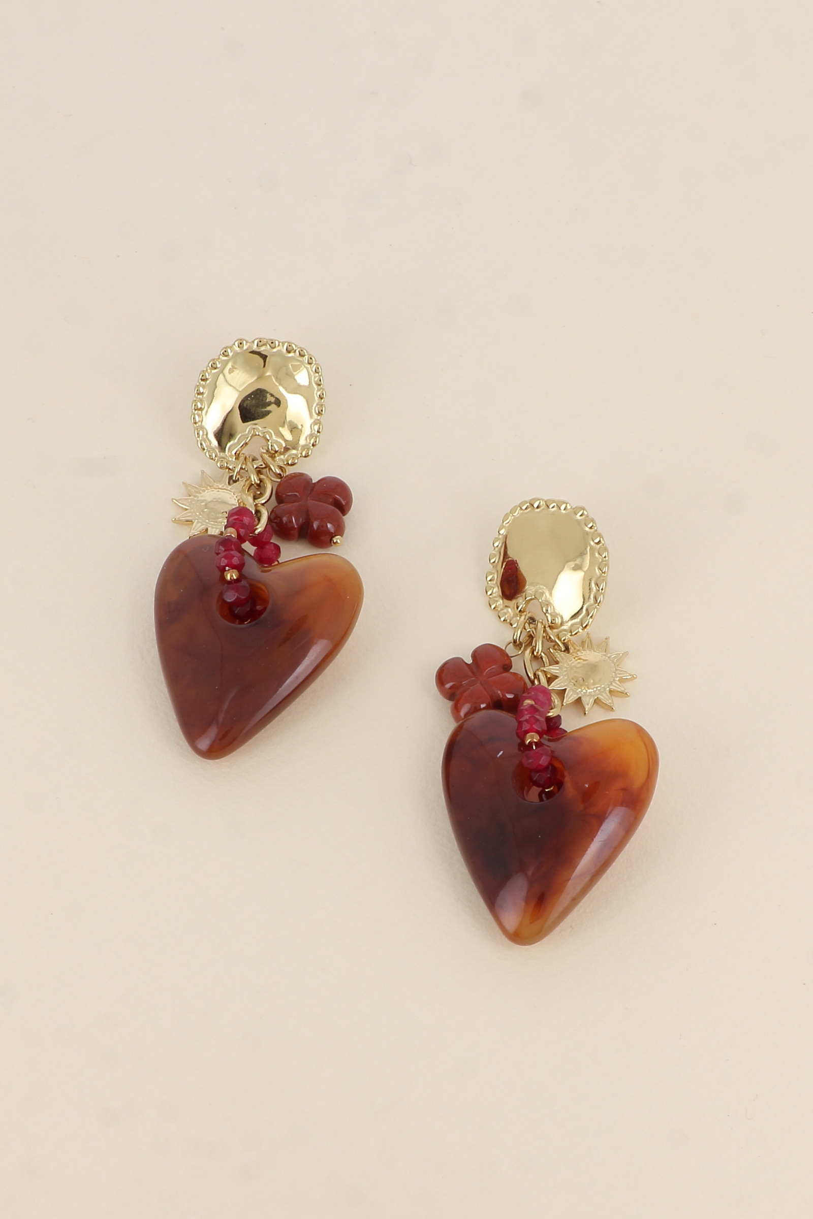 Mayorista Bohm - Pendientes colgantes - pieza con bordes milgrain, trébol, sol y corazón en resina