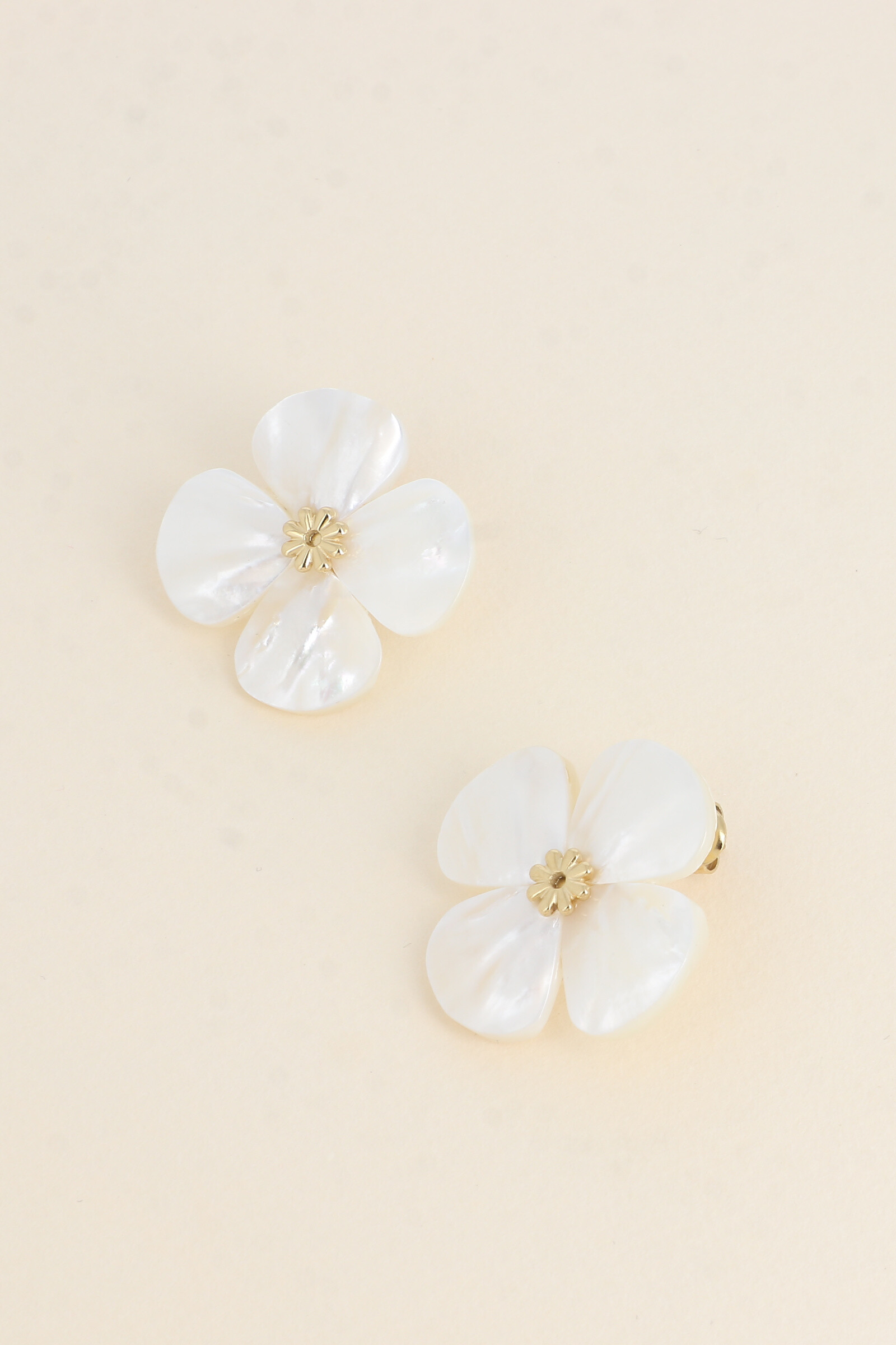 Grossiste Bohm - Boucles puces - fleur nacrée 34mm