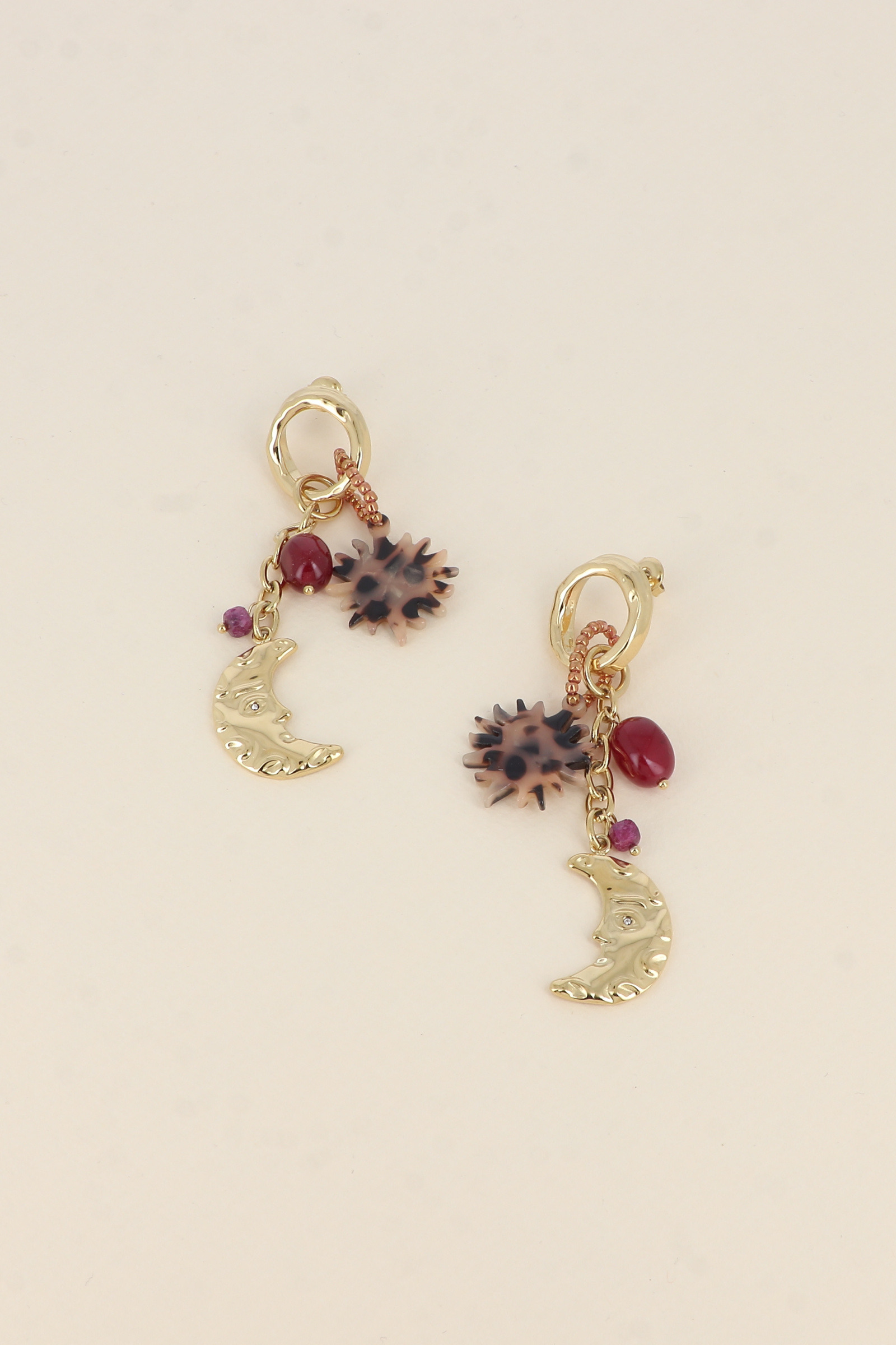 Grossiste Bohm - Boucles pendantes - soleil en résine léopard, croissant de lune, perles