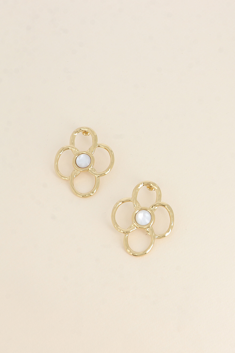 Grossiste Bohm - Boucles puces - maxi boucles, grande pièce en forme de fleur ajourée à 4 pétales avec pierre naturelle
