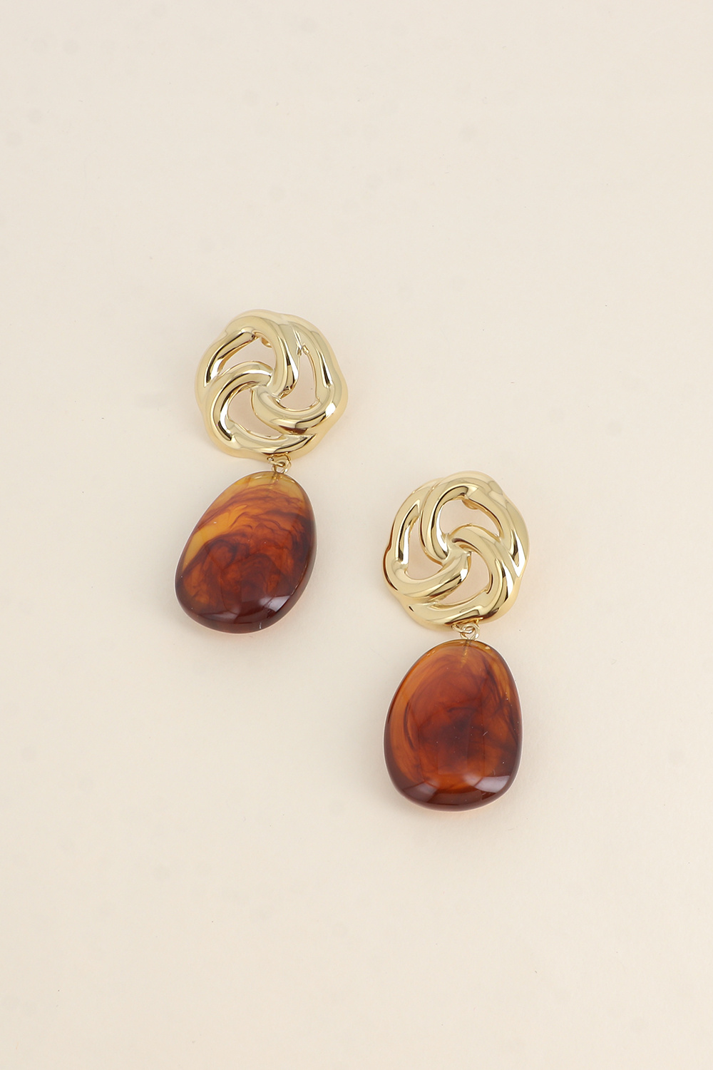 Grossiste Bohm - Boucles pendantes - fleur ajourée et pièce ovale en résine