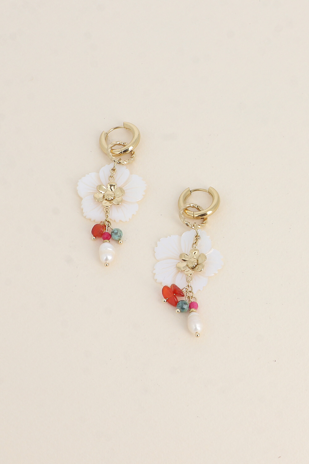 Grossiste Bohm - Créoles - anneau de perles en résine blanche, fleur nacrée et fleurs