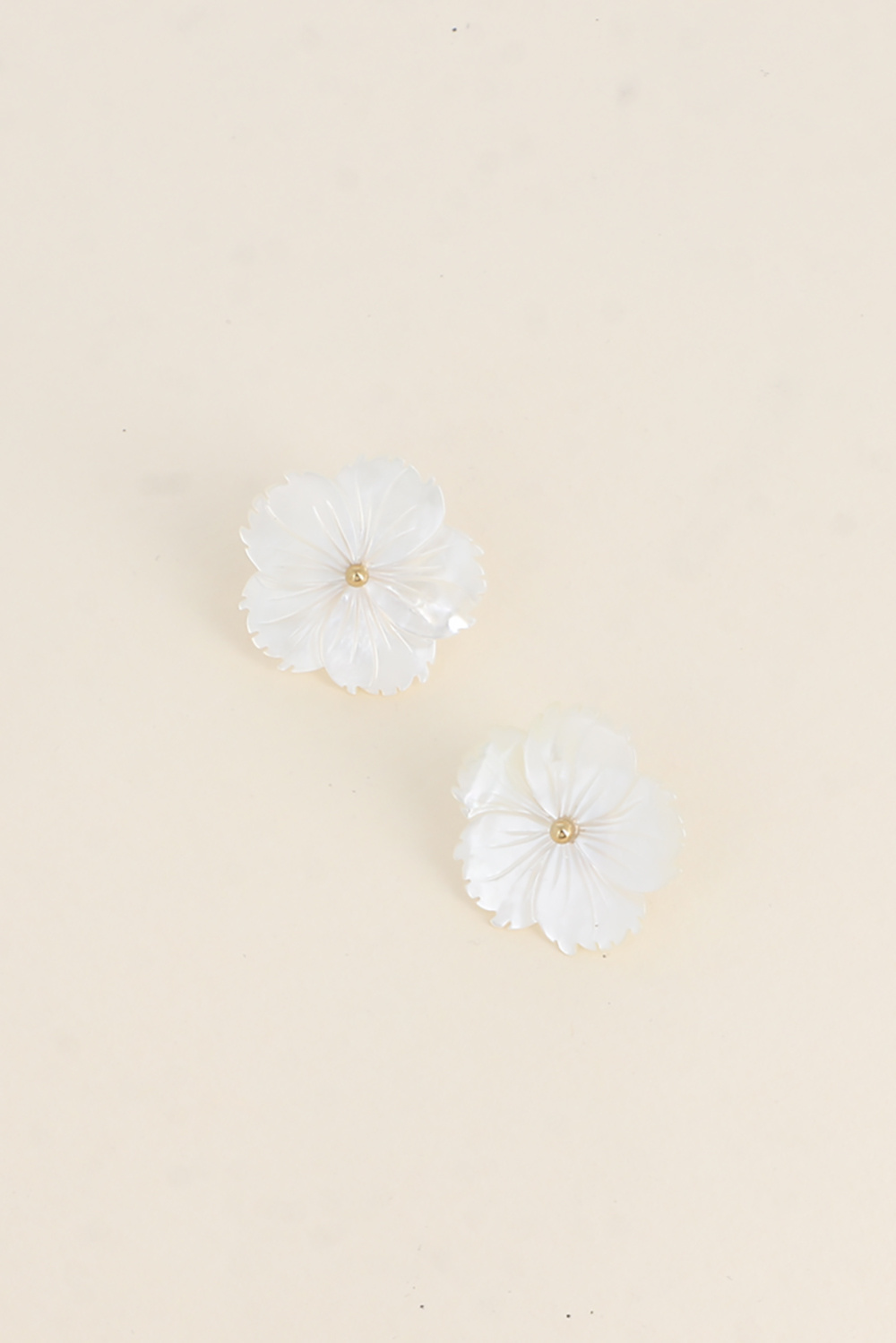 Wholesaler Bohm - Stud earrings - mother-of-pearl flower 26mm