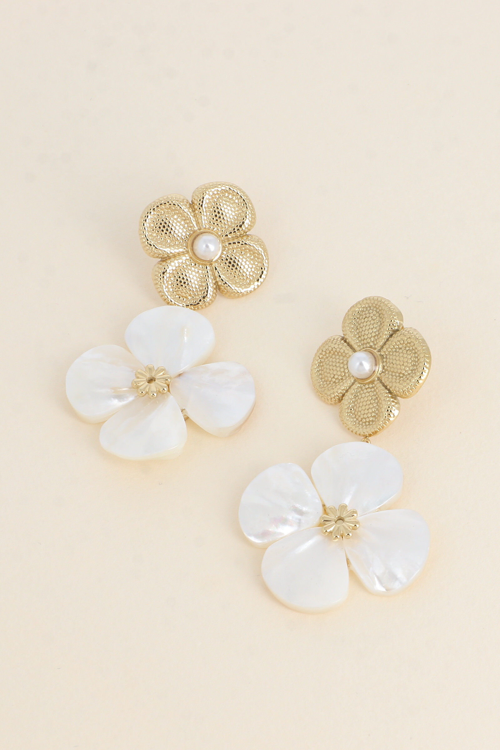 Grossiste Bohm - Boucles pendantes - 2 fleurs, texturée et nacrée