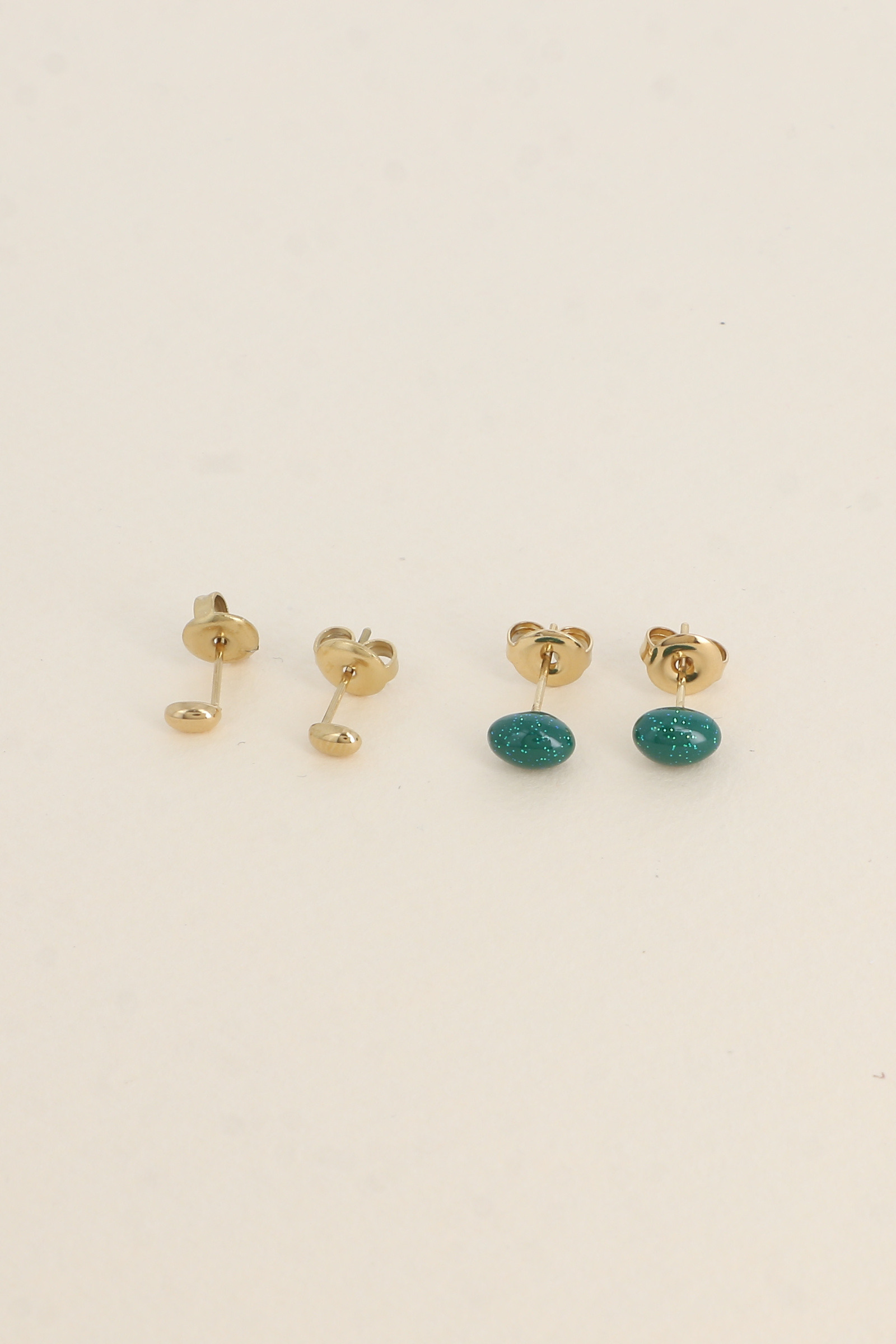 Grossiste Bohm - Lot de 2 paires de boucles d'oreilles puces - forme ovale et émail pailleté