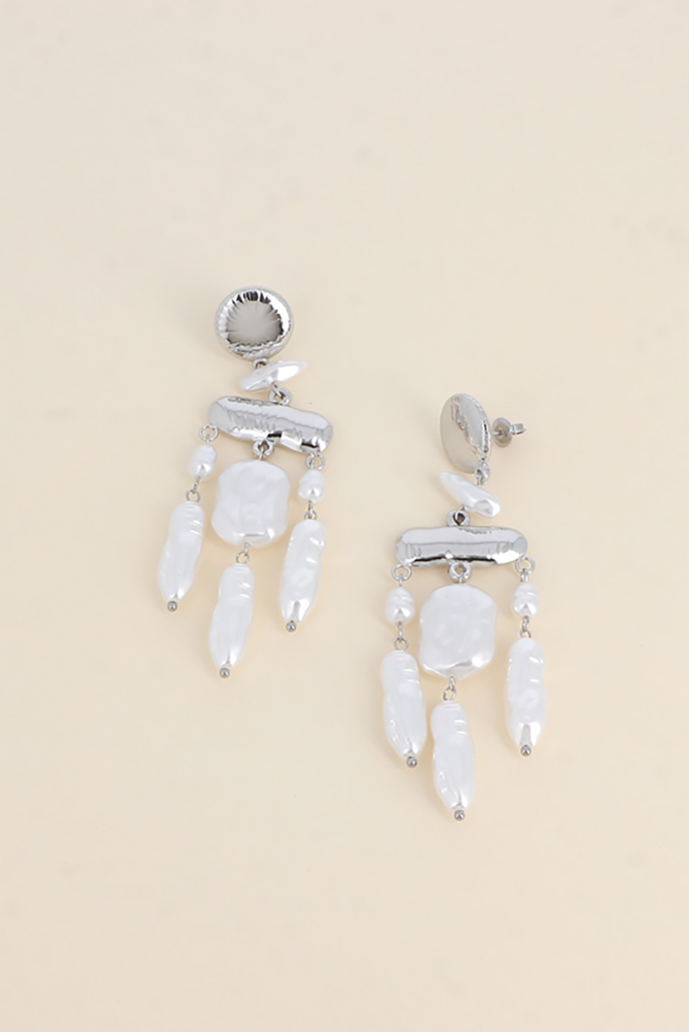 Grossiste Bohm - Boucles pendantes - pièces texturées et perles en résine blanche