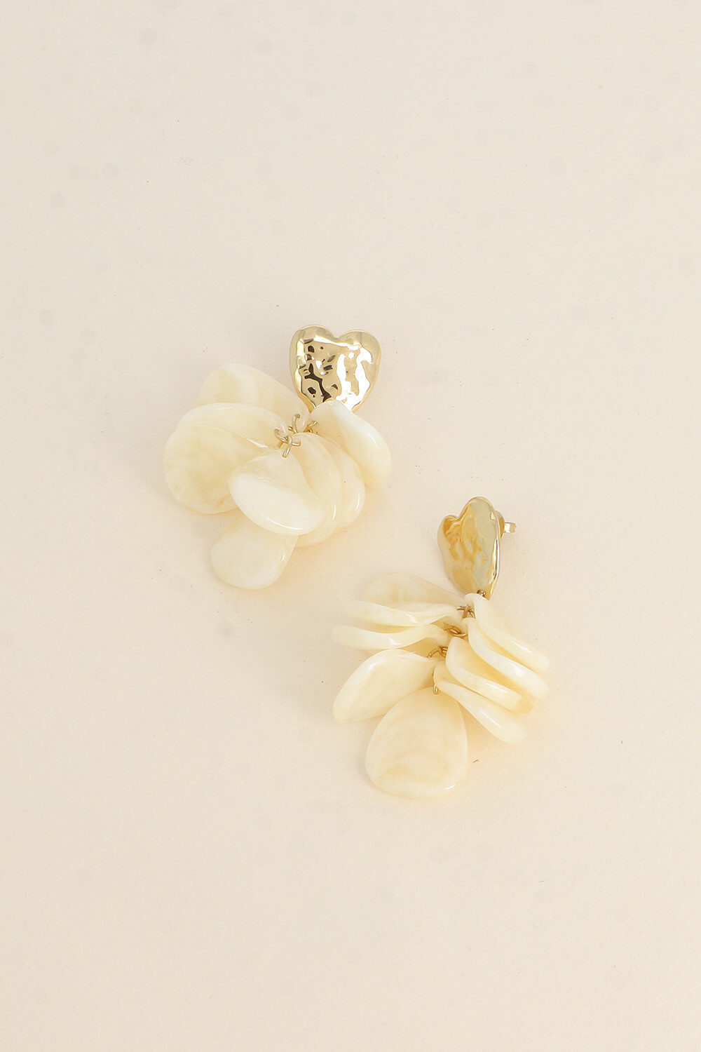 Grossiste Bohm - Boucles pendantes - coeur texturé et de pièces pendantes en acétate