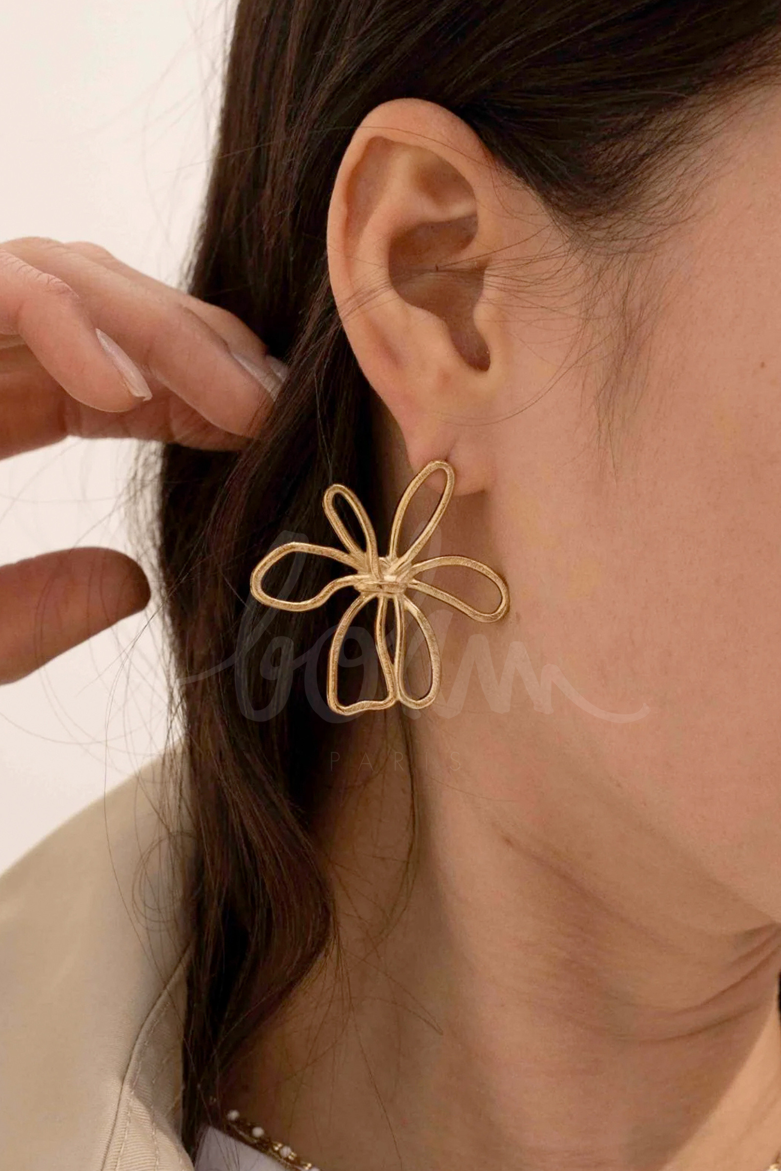 Grossiste Bohm - Boucles puces Soleane - fleur ajourée effet brossée mat, 40 x 44 mm