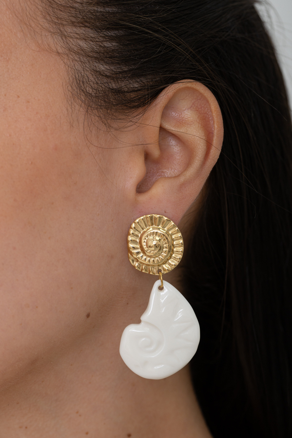 Wholesaler Bohm - Dangling earrings - two shells, one in resin