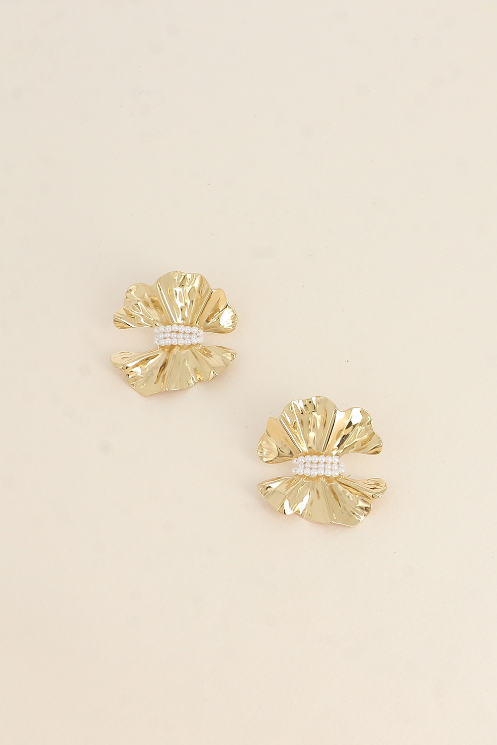 Grossiste Bohm - Boucles puces - motif floral et perles de résine blanche