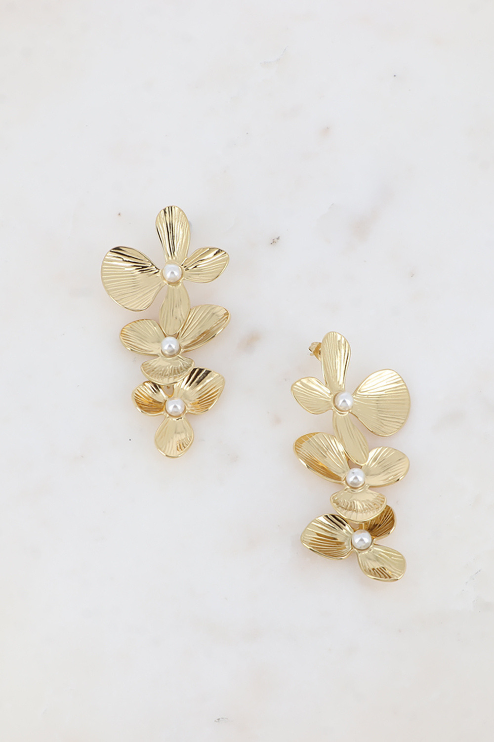 Grossiste Bohm - Boucles pendantes - 3 fleurs texturées et perles de résine blanche